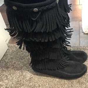 Size 8 women’s black Minnetonka fringe boots